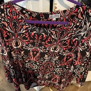 This textured shorter tunic is pink, white and black. Size 3x